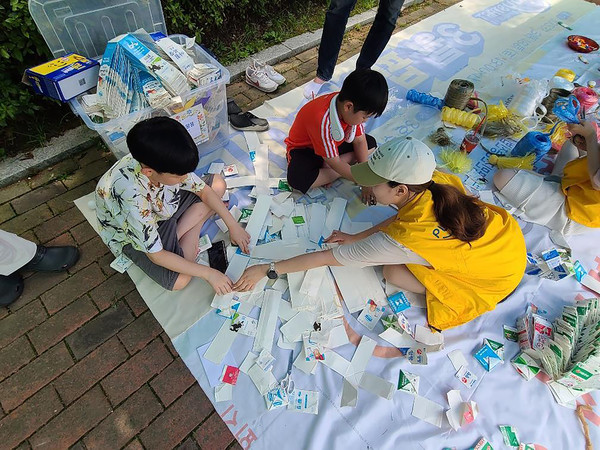 지난해 7월2일 율동공원 팝업 놀이터의 주제는 ‘재활용 놀이·놀잇감 만들기’ⓒ경기타임스