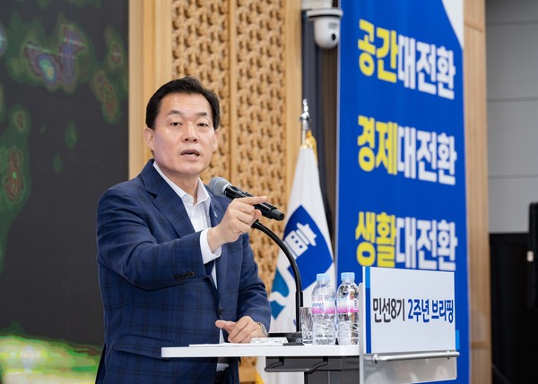 사진 )이재준 수원시장이 8일 시청 중회의실에서 브리핑을 통해 수원시의 경제, 생활 공간대전환을 발언하고 있다.ⓒ경기타임스