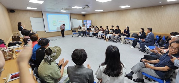 사진)용인특례시가 마련한 '신갈오거리 스마트 도시재생' 프로그램인 '원데이 클래스'에서 주민들의 도시재생사업에 의견을 제시했다ⓒ경기타임스