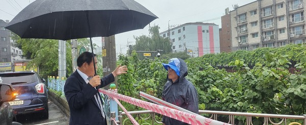 사진)수원특례시의회 이재식 의장이 18일(목) 수원시 세류천을 현장방문하여 호우주의보에 따른 장마철 안전점검을 실시했다. 이재식 의장은 시설 관계자에게 “수원시 내 각종 하천에 대한 시설점검을 철저히 하여 시민 안전사고가 발생하지 않도록 최선을 다해달라”고 당부했다.ⓒ경기타임스