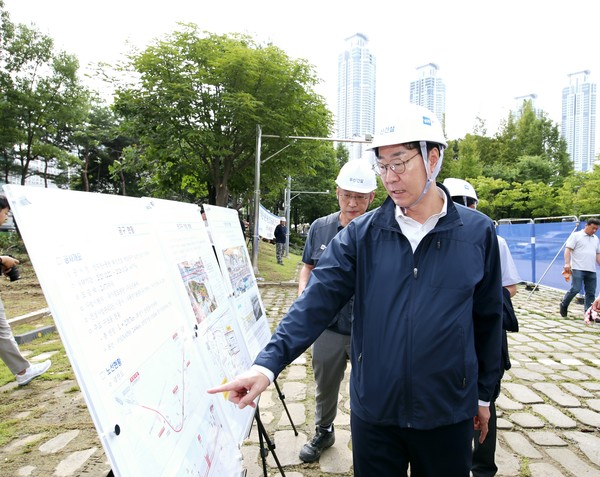 정명근 시장이 동인선 공사현장을 방문 점검하고 있다.ⓒ경기타임스