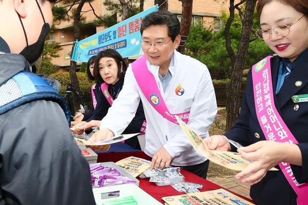 이상일 용인특례시장이 7일 기흥구 동백동 동막초에서 교통안전 캠페인을 진행하고 있다ⓒ경기타임스