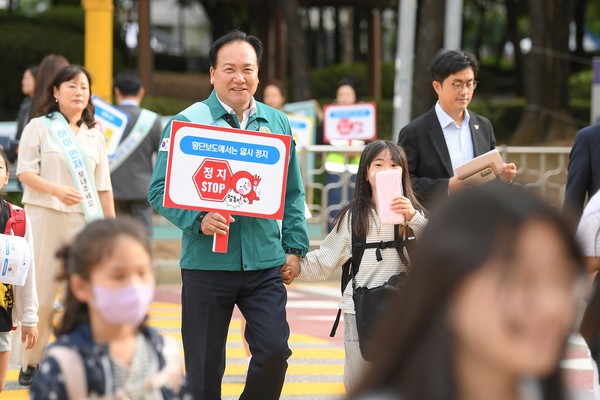 지난 9월 25일 이권재 시장이 ‘아이 먼저’ 어린이 교통안전 캠페인에 동참 하고있다.ⓒ경기타임스