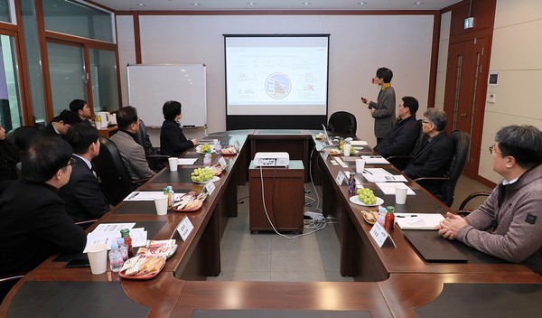  정장선 평택시장이 지난 13일 반도체 패키징 장비 제조기업인 코스텍시스템㈜를 방문해 임직원들과 대화를 나누고 있다. ⓒ경기타임스