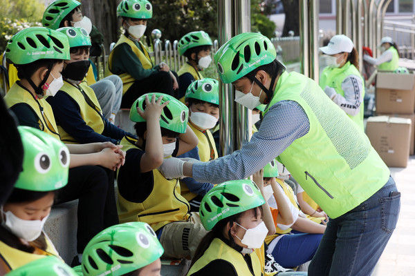 수원시의회 조석환 의장이 21일 오전 수원 세류초등학교 4학년 학생들을 대상으로 ‘찾아가는 자전거 안전교육’에 나섰다. ⓒ경기타임스