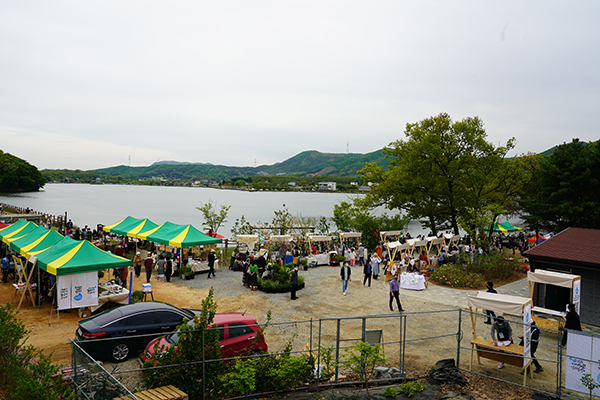 문화누리원삼 팀이 처인구 원삼면 용담호수에서 개최한  ‘제1회 용담호수뚝마켓’ 모습ⓒ경기타임스