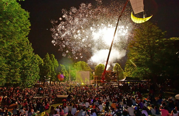 사진) 지난 2019년 5월 경기상상캠퍼스에서 개최된 수원연극축제에서 시민들이 화려한 공연을 즐기고 있다.ⓒ경기타임스