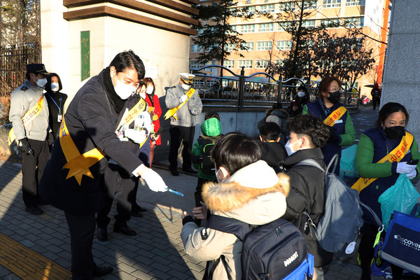사진)수원시의회 조석환 의장이 1일 오전 권선구 호매실동 소재 능실초등학교에서 교통안전 캠페인을 펼치고 있다.ⓒ경기타임스