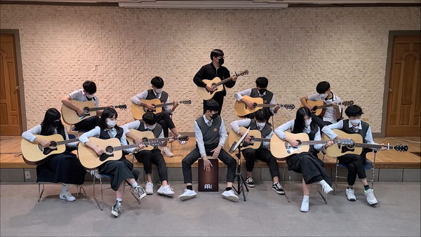 사진) 수원시의 ‘1학생 1악기 뮤직스쿨’ 지원으로 기타를 배운 삼일공고 학생들이 만든 연주 장면.(삼일공고 제공 동영상 캡쳐)ⓒ경기타임스
