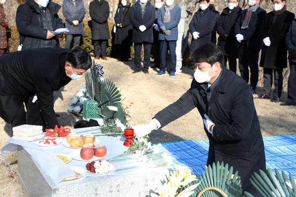 사진) 수원시의회 조석환 의장이 14일 용인시 처인구에 위치한 故심재덕 시장의 묘소를 찾아 추모했다.ⓒ경기타임스