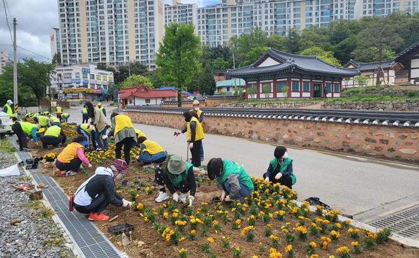 사진)상현1동 7개 주민 단체가 한 자리에 모여 심곡서원 주변 환경을 정비했다ⓒ경기타임스