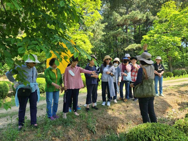 사진) 서울대학교 수원수목원 숲해설 프로그램에 참여하고 있다ⓒ경기타임스