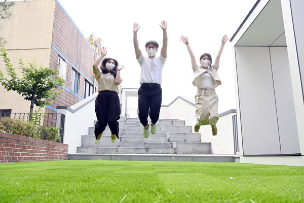 사진) 청년 푸드창업 허브 역할을 할 매산동 어울림센터 옥상 정원에서 청년들이 활기찬 모습으로 뛰고 있다.ⓒ경기타임스