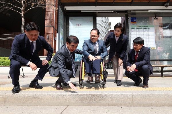 사진)경기도의회 보건복지위원회, 10cm 문턱 낮추는 것이 장애인에게는 변화의 시작ⓒ경기타임스
