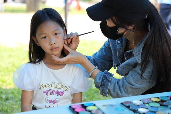 사진)13일 ‘2023 수원 가족 문화의 날’ 행사 부스에서 한 어린이가 페이스페인팅을 체험하고 있다.ⓒ경기타임스