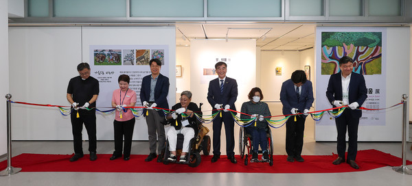 사진)염종현 의장이 19일 장애인식 개선을 위한 에이블아트 전시회 개회식 참석했다ⓒ경기타임스