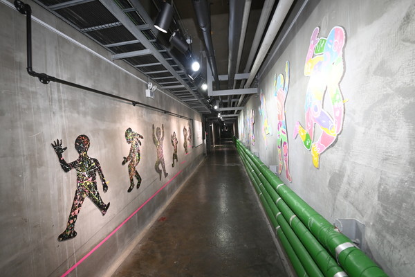 사진) 배관 등이 그대로 남아 있는 고색뉴지엄 지하 복도에 어린이들의 작품이 설치돼 있다.ⓒ경기타임스
