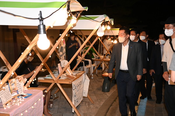 사진) 지난해 수원 문화재 야행 행사를 방문한 이재준 수원특례시장이 주민들이 참여한 마켓을 둘러보고 있다.ⓒ경기타임스