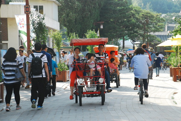 사진) 지난 2013년 9월 한 달 간 수원시 팔달구 행궁동에서 생태교통수원 2013 행사가 열려 시민들이 자동차가 사라진 거리를 즐기고 있다.ⓒ경기타임스