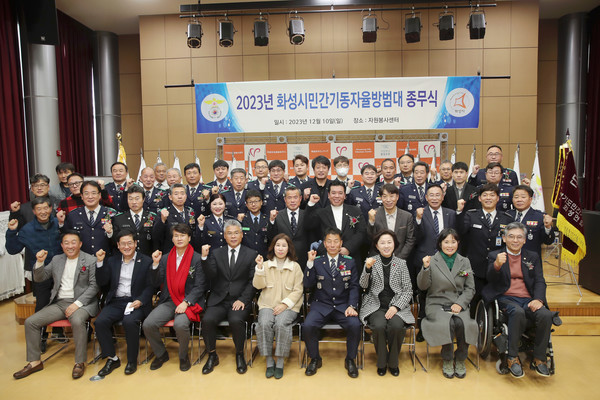 사진) 화성시의회 김경희 의장과 의원 및 내외빈 단체 사진ⓒ경기타임스