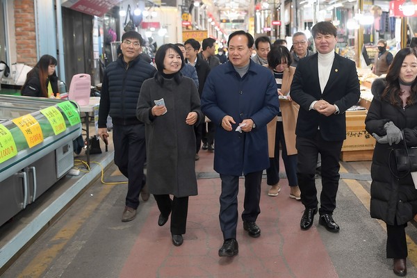 사진)설맞이 전통시장 장보기 행사로 민생현장 소통ⓒ경기타임스