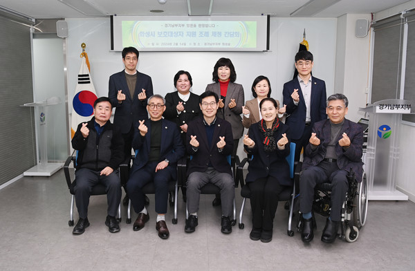 사진)화성시의회 교복위 의원들과 한국법무보호 복지공단 관계자 단체 기념촬영ⓒ경기타임스