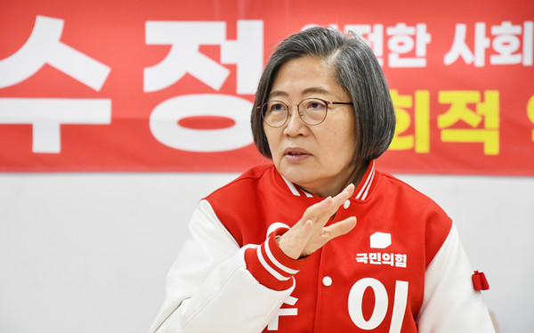 사진)이수정 수원정 국힘 예비후보가 인터뷰에서 “총선에 승리해 민주당의 입법 독재 막겠다”고 밝히고 있다ⓒ경기타임스