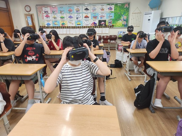 사진). 용인특례시가 어린이 대상의 VR 체험형 안전교육을 한다.ⓒ경기타임스
