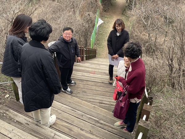 사진)황규섭 기흥구청장(왼쪽에서 세번째)이 지난 22일 신갈공원 공사 현장을 방문해 점검했다ⓒ경기타임스