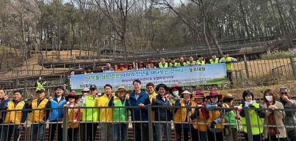 사진-화성시자원봉사센터,농협화성시지부와 함께 왕배산공원에 봄꽃 식재ⓒ경기타임스