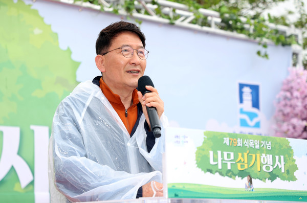 사진)수원특례시의회 김기정 의장이 15일 제79회 식목일을 기념식에서 인사말을 하고 있다.ⓒ경기타임스