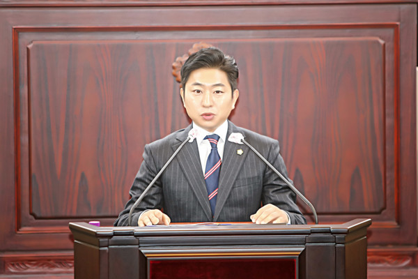 사진 5분 자유발언을 진행 중인 김종복 의원ⓒ경기타임스