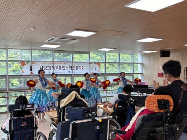 사진) 수원시 여성문화공간 휴의 나니 아이나훌라 동아리(훌라댄스)가 장애인 시설을 방문해 재능기부 공연을 펼치고 있다.ⓒ경기타임스