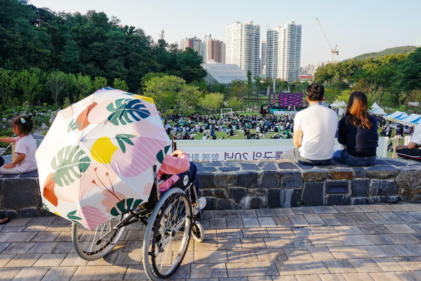사진) 지난해 9월 ‘영통구 그린 하모니 콘서트’가 영흥수목원에서 개최돼 시민들이 자유롭게 관람하고 있다.ⓒ경기타임스