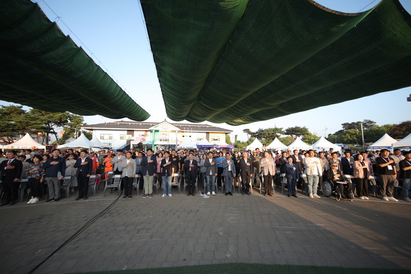 사진) 송산포도축제에 참석한 화성시의회 의원 단체ⓒ경기타임스