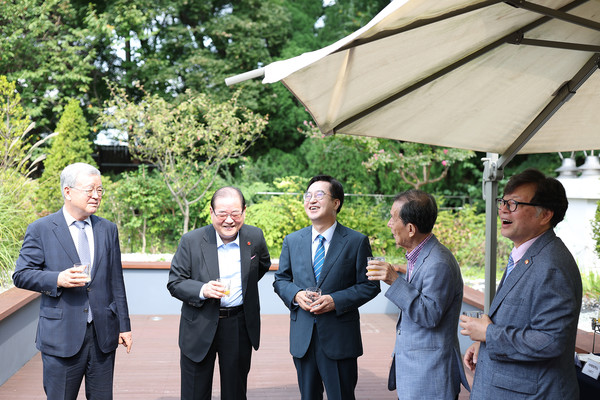 김동연 경기도지사가 도담소로 이종찬 광복회장과 김삼웅(제7대) 한시준(제12대) 전 독립기념관장 등을 초청해 오찬회동했다.ⓒ경기타임스