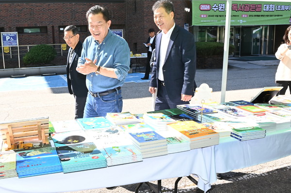 이재준 수원특례시장이 대회 현장을 둘러보고 있다.ⓒ경기타임스