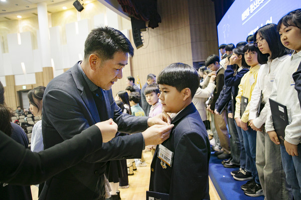 의원 뱃지 수여 중인 배정수 의장ⓒ경기타임스