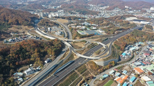 2025년 1월 1일 개통한 세종-포천 고속도고 북용인 나들목 전경ⓒ경기타임스