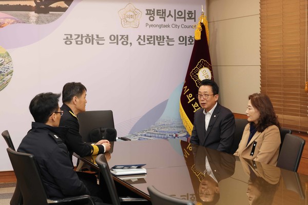 평택시의회 강정구 의장과 김명숙 부의장은 3일, 시의회 의장실에서 김진학 평택소방서장을 접견했다.ⓒ경기타임스