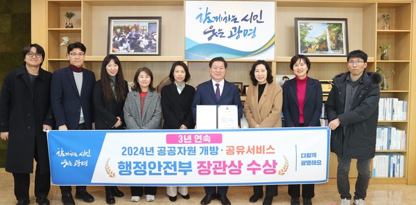 박승원 광명시장(사진 왼쪽에서 여섯 번째)이 '2024년 공공자원 개방․공유서비스 우수 지자체 실적평가'에서 행정안전부 장관상을 받은 것을 기념해 사회적경제과 직원들과 기념사진을 촬영하고 있다.ⓒ경기타임스