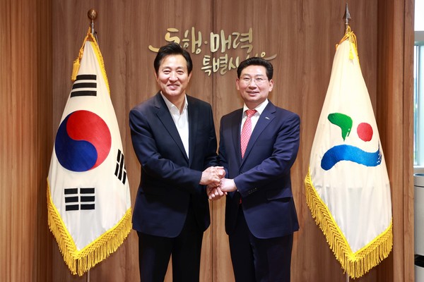 . 이상일 용인특례시장(우)이 2023년 5월 서울시청에서 오세훈 서울시장(좌) 과 기념촬영을 하고 있다ⓒ경기타임스