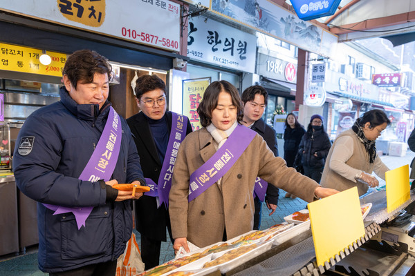 용인특례시의회 의원들이 용인중앙시장을 방문해 장보기를 실시했다.ⓒ경기타임스