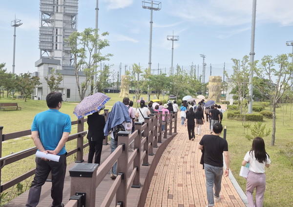 수원시 주민대표단이 평택시 오썸플렉스 상부에 조성된 산책길을 걷고 있다.ⓒ경기타임스