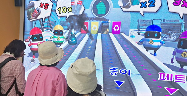 수원시 주민대표단이 평택시 오썸플렉스 상부에 조성된 어린이 놀이시설을 체험하고 있다.ⓒ경기타임스