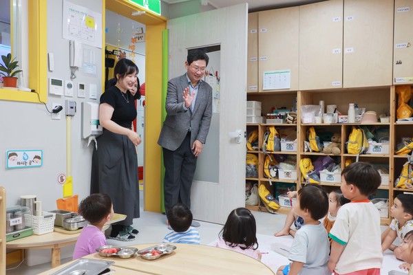 이상일 용인특례시장은 30일 경로당 인근에 위치한 시립 골드타운 어린이집을 방문해 어린이들에게 응원의 메시지를 전했다ⓒ경기타임스