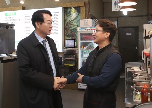정명근 화성특례시장이 시민들의 말씀을 경청하고 있다.ⓒ경기타임스