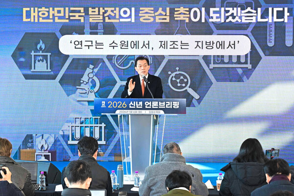 이재준 수원시장이 6일 2026년 신년 브리핑을 일월수목원 물빛누리홀에서 수원의 미래를 이야기하고 있다.ⓒ경기타임스