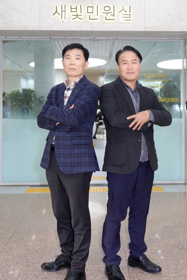 박도신 갈등조정관(왼쪽)과 김원규 특이민원대응전문관이 새빛민원실 앞에서 함께하고 있다.ⓒ경기타임스
