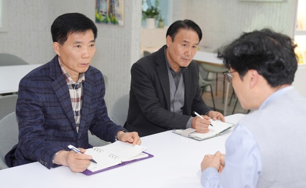 박도신 갈등조정관(왼쪽)과 김원규 전문관이 수원시 공무원과 대화를 나누고 있다.ⓒ경기타임스